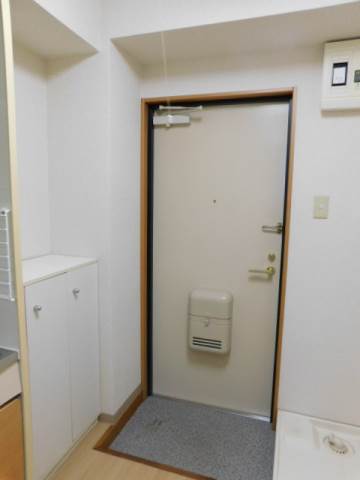 玄関　同タイプ・別部屋の写真となります