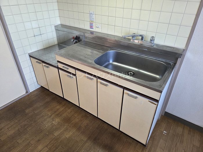 キッチン　同物件別部屋参考写真です