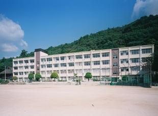 中学校　神戸市立山田中学校（中学校）まで769m