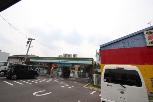 コンビニ　ファミリーマート（コンビニ）まで1200m