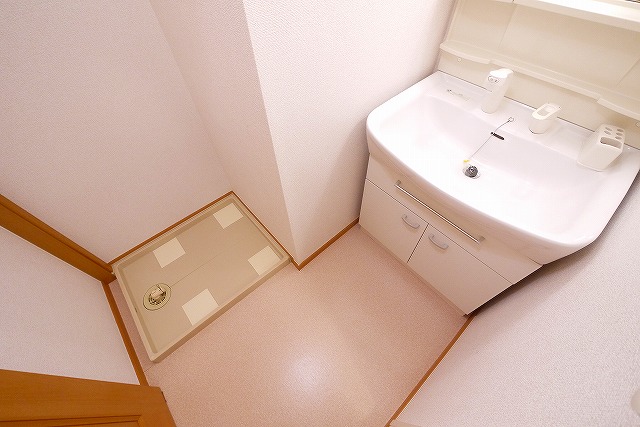 洗面設備　明るい洗面所です