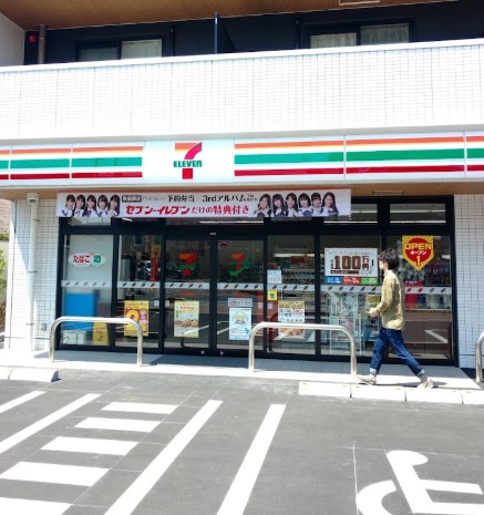 コンビニ　セブンイレブン 戸田市役所南通り店（コンビニ）まで558m