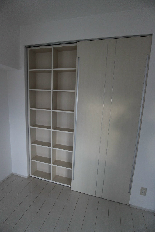 収納　扉が棚になった収納
