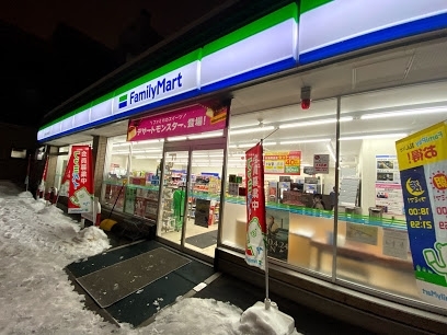 コンビニ　ファミリーマート札幌円山裏参道店（コンビニ）まで182m