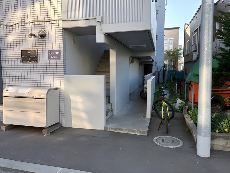 ビッグバーンズマンション本通の玄関写真