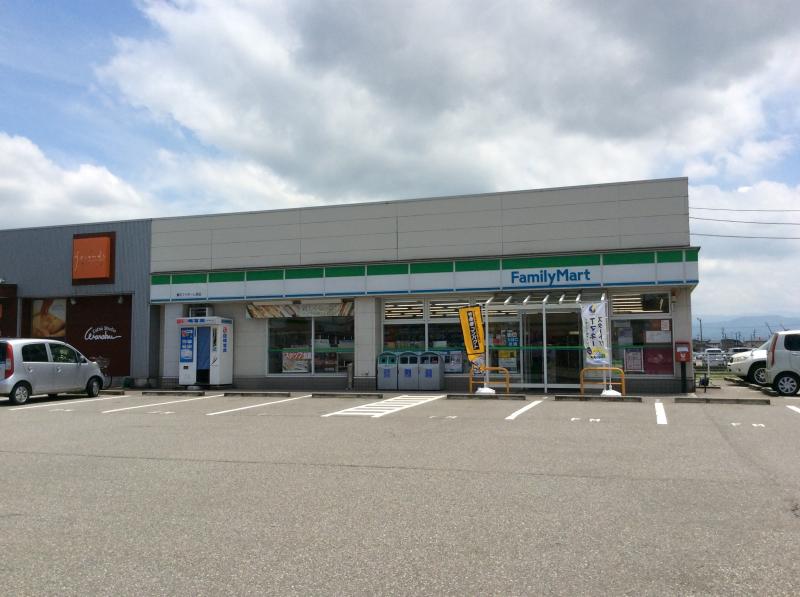 コンビニ　ファミリーマート 婦中ファボーレ前店（コンビニ）まで401m