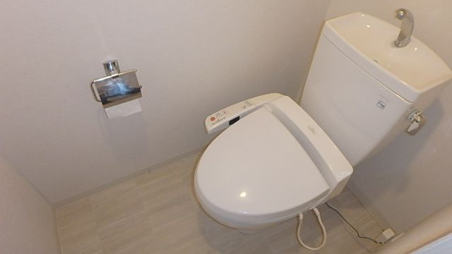地下鉄長堀鶴見緑地線 西大橋駅 徒歩7分 15階建 築21年のトイレ写真
