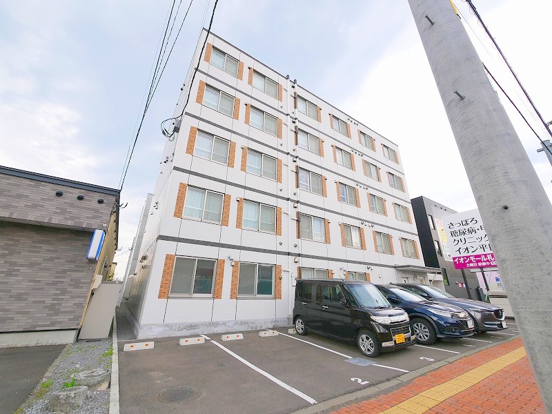 建物外観　周囲は役所や商業施設が多く便利な立地です♪
