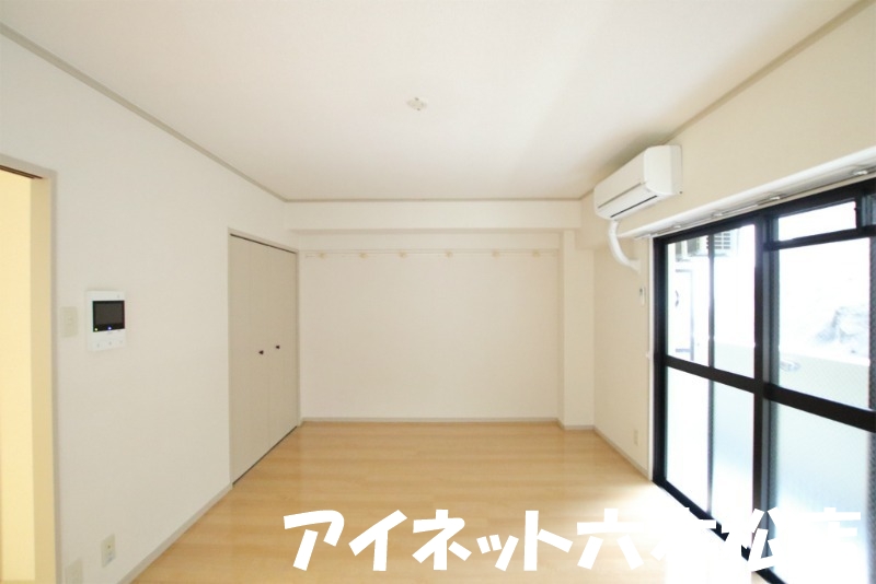 居室・リビング　広々とした10帖越えの洋室です。