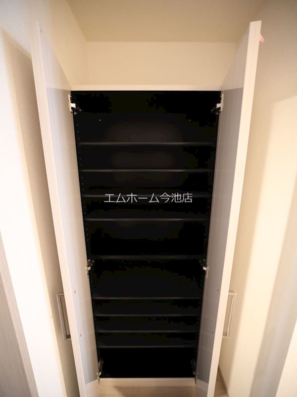菊園町四丁目アパートの玄関写真