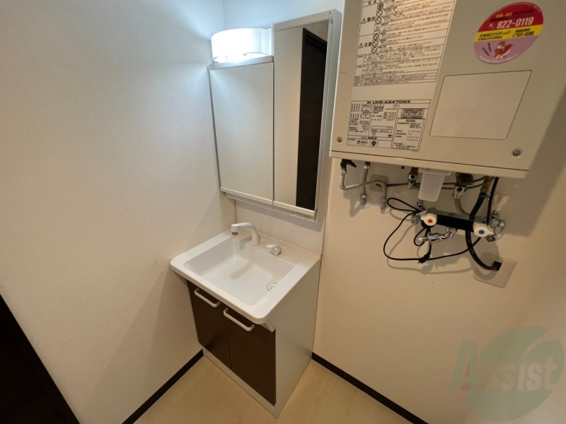 洗面設備　独立洗面台です。大きくてよいですね。シャンプーもできます。