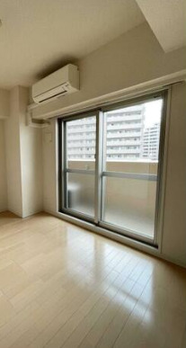 居室・リビング　大きな窓で明るいお部屋です。