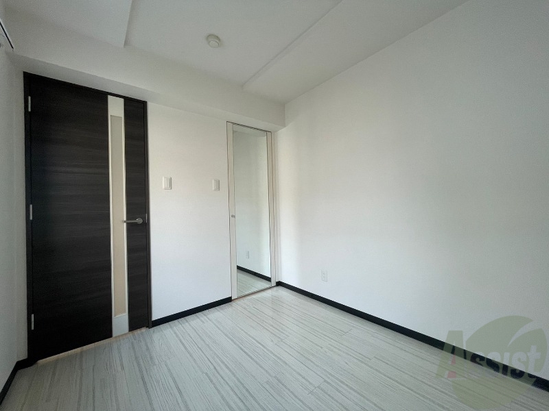 その他部屋・スペース　寝室はこちらです。光が差し込む、温かみのあるお部屋です。