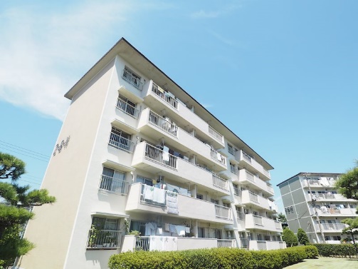 建物外観　鉄筋コンクリート造です。周辺は静かで過ごしやすい環境です。