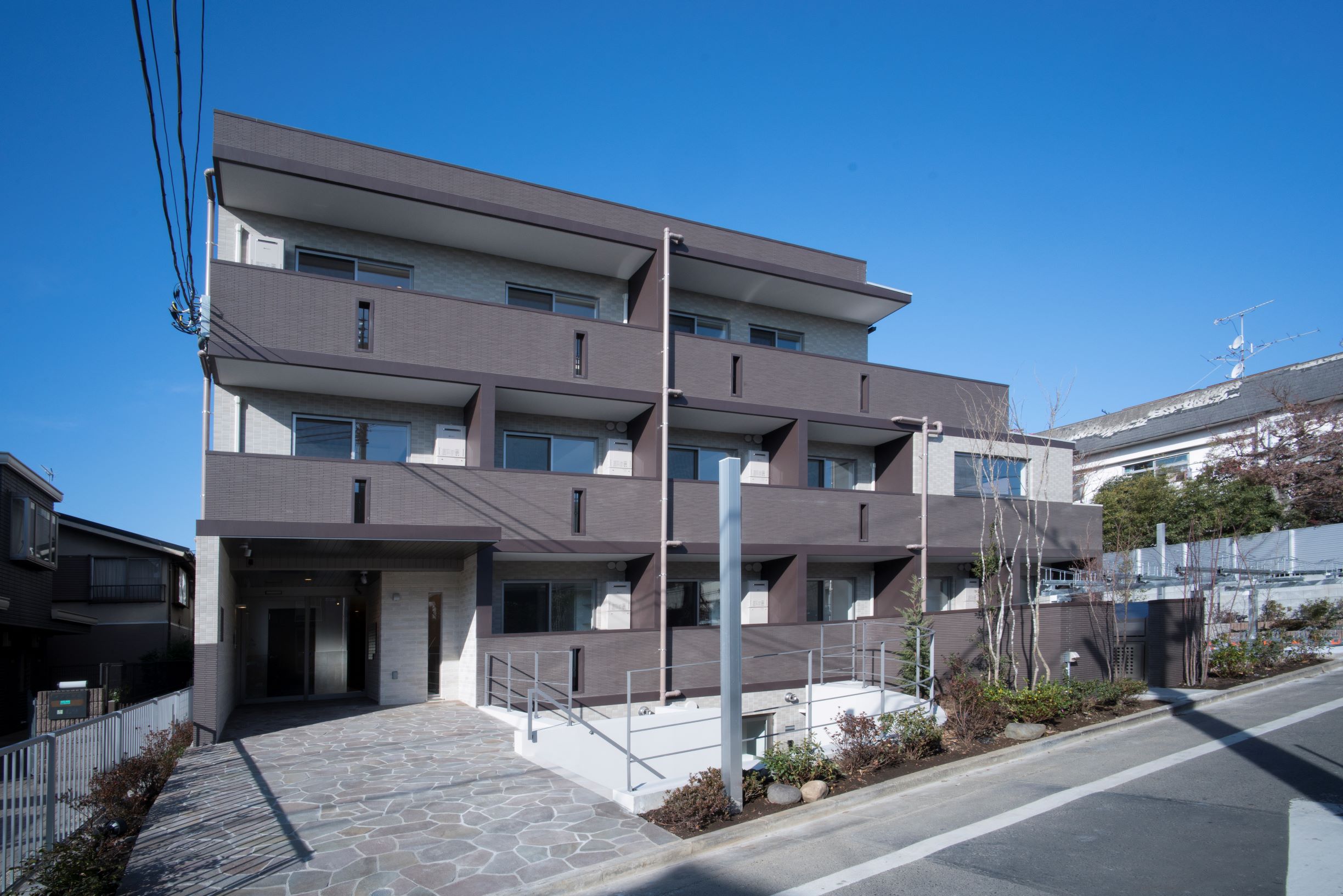 建物外観　外壁タイル張り