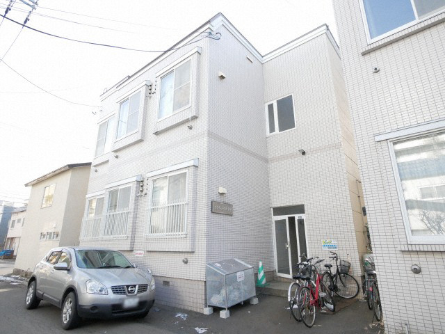 札幌市豊平区平岸四条のアパートの建物外観