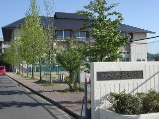 中学校　総社市立総社東中学校（中学校）まで933m