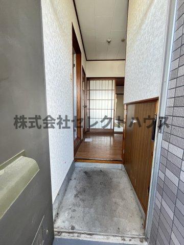 【天王森マンションの玄関】