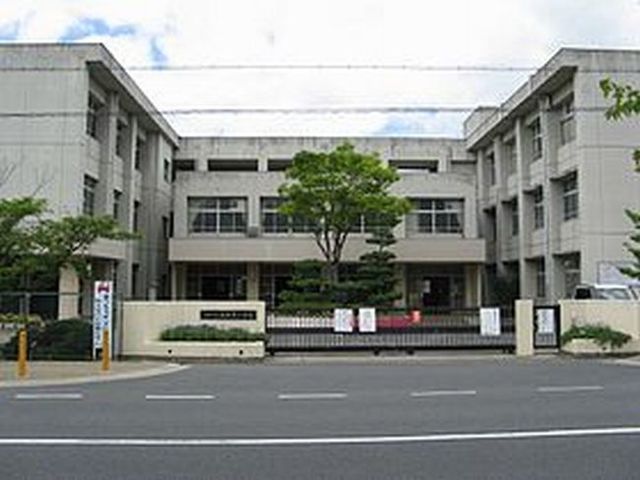 【橿原市石川町のアパートの小学校】