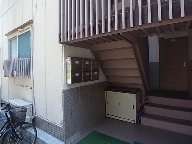 【尼崎市杭瀬本町のマンションのエントランス】