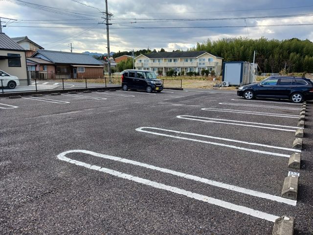 【亀山市布気町のアパートの駐車場】