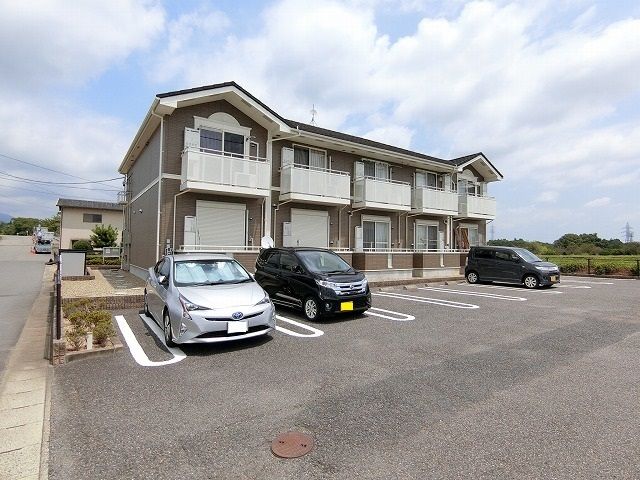 亀山市布気町のアパートの建物外観