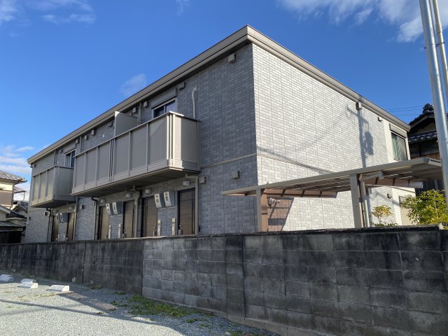 【加古川市米田町平津のアパートの建物外観】