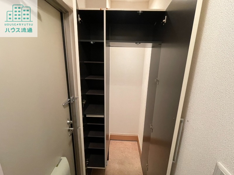 玄関　※写真は別号室です