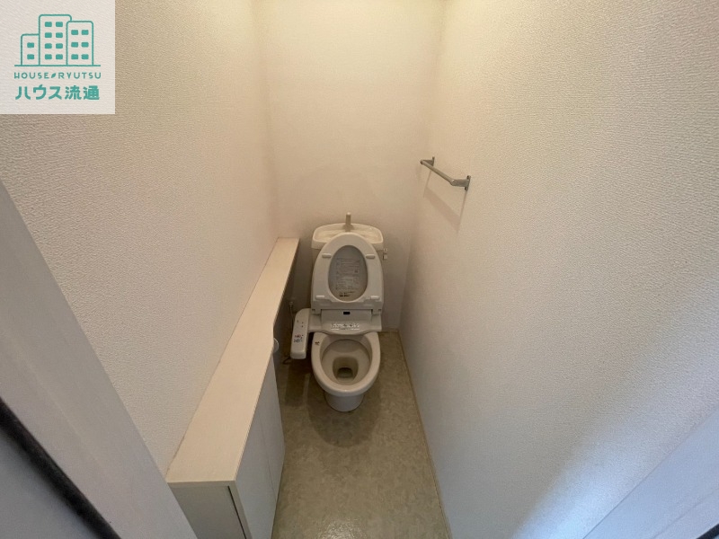 トイレ　※写真は別号室です