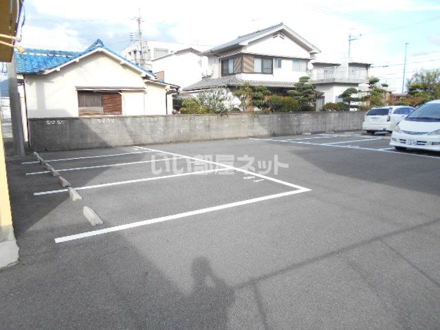 【岩出市西野のマンションの駐車場】