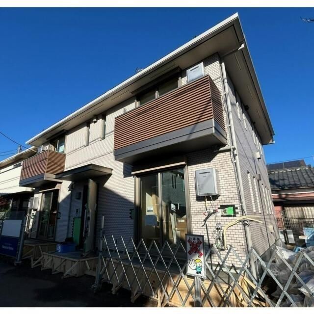 調布市小島町のアパートの建物外観