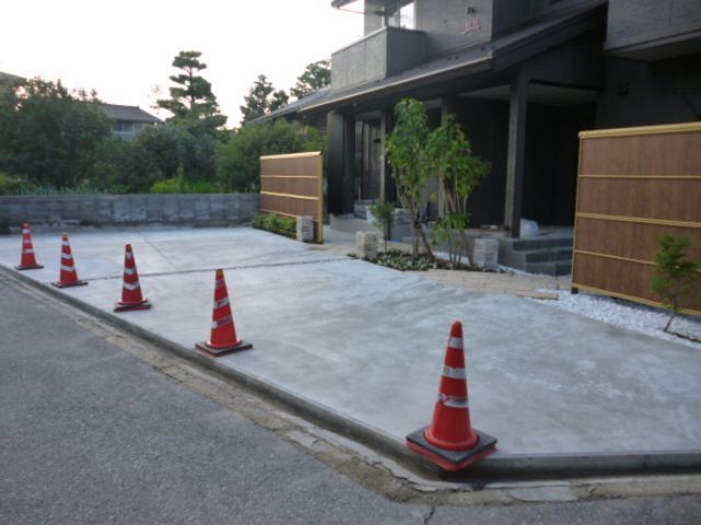 【秋桜(コスモス)の駐車場】