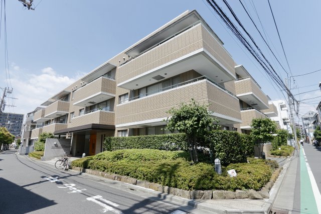 江戸川区本一色のマンションの建物外観