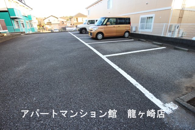 【エンゼルハイツ城ノ内Aの駐車場】