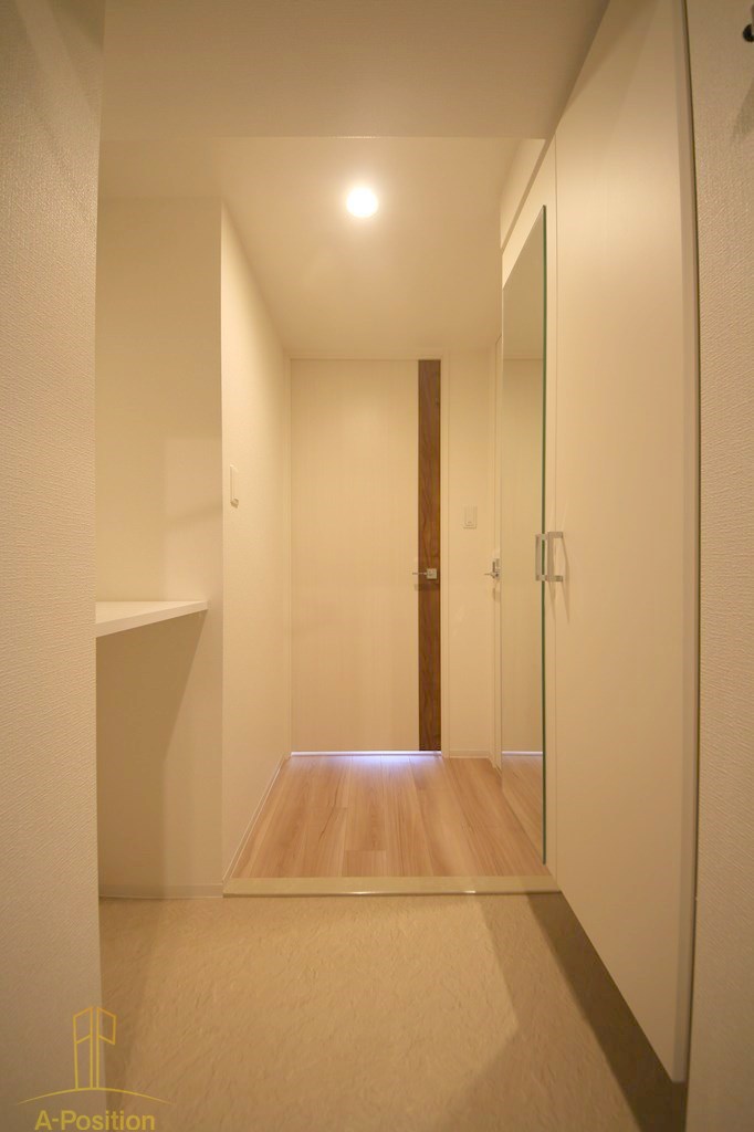 玄関　セレニテ難波グランデシュッド