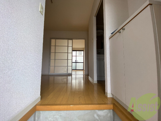 玄関　玄関にも収納があるので、その点は嬉しいですよね。