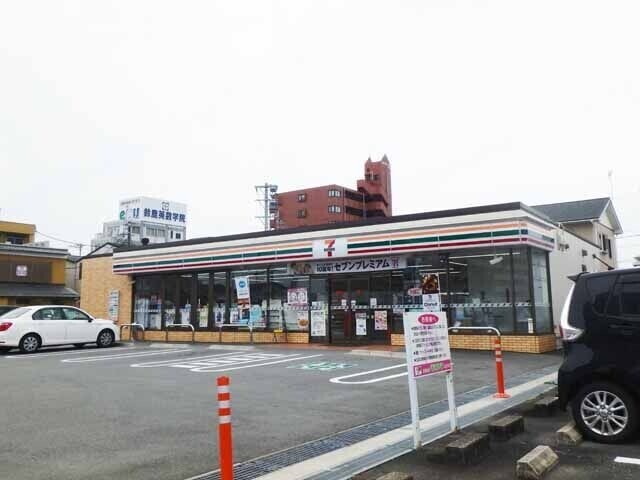 コンビニ　セブンイレブン松阪京町一区店（コンビニ）まで296m