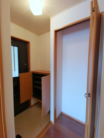 玄関　シューズボックスと玄関収納付き