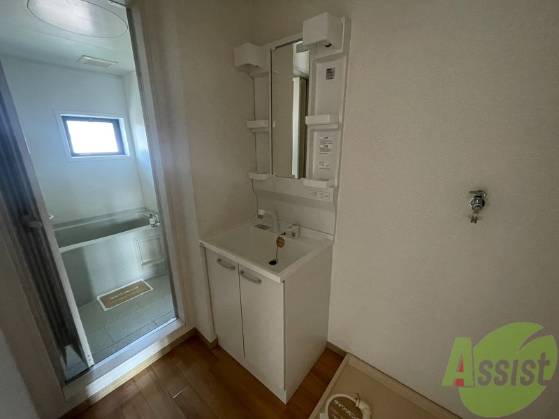 洗面設備　洗面台。朝の身支度はここでばっちり決めましょう。