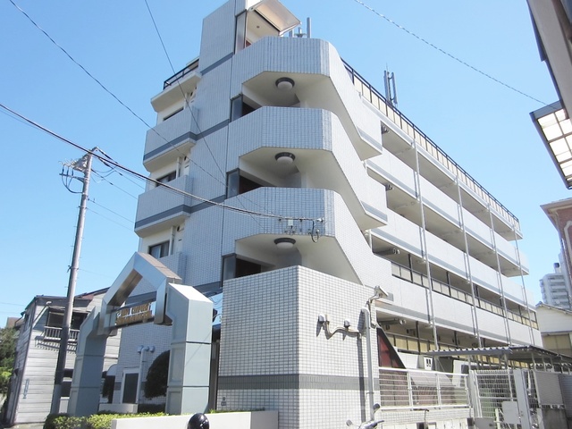 建物外観　低層住宅街中の大きなマンションです☆
