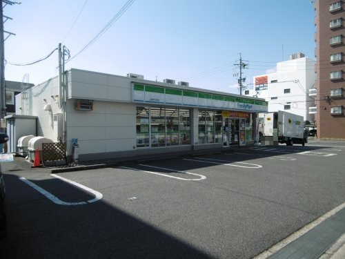 コンビニ　ファミリーマート名東牧の里店（コンビニ）まで61m