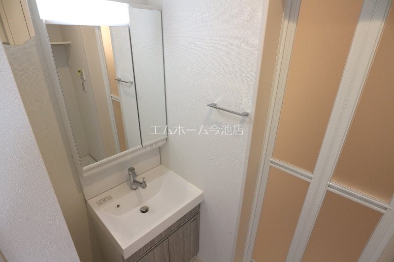 洗面設備　脱衣所　独立洗面台（シャンプードレッサー付）