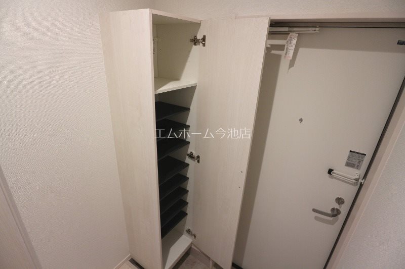 玄関　玄関（シューズボックス充実）