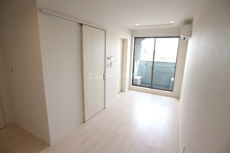 居室・リビング　LDK9.0帖　エアコン付　バルコニーに面しています