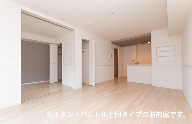 居室・リビング　室内物干しあり・複層ガラス採用・ネット使用料不要！