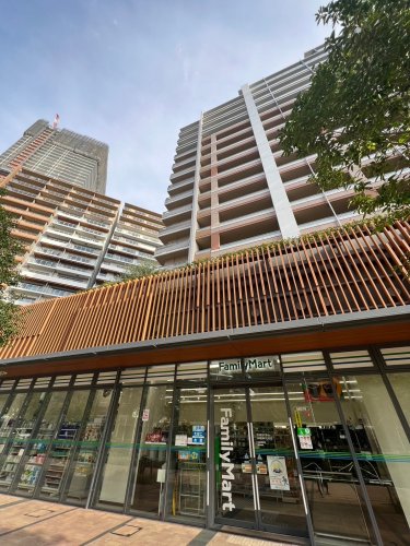 コンビニ　ファミリーマート HARUMI FLAG店（コンビニ）まで380m