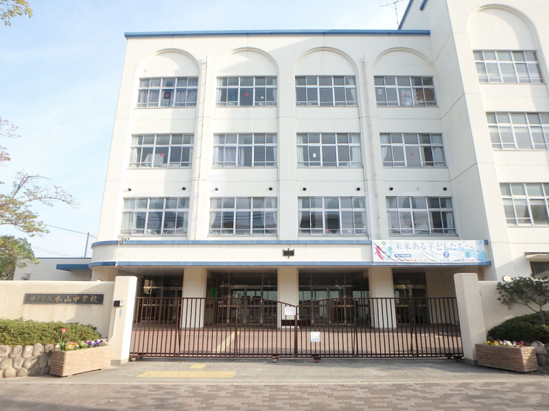 中学校　神戸市立本山中学校（中学校）まで376m