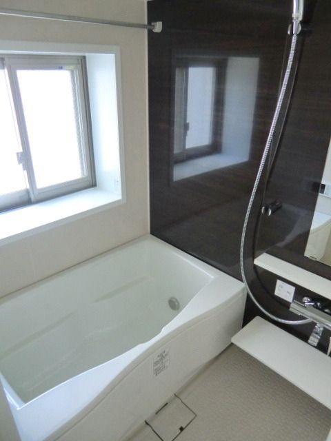 バス・シャワールーム　うれしい窓付大型バスです