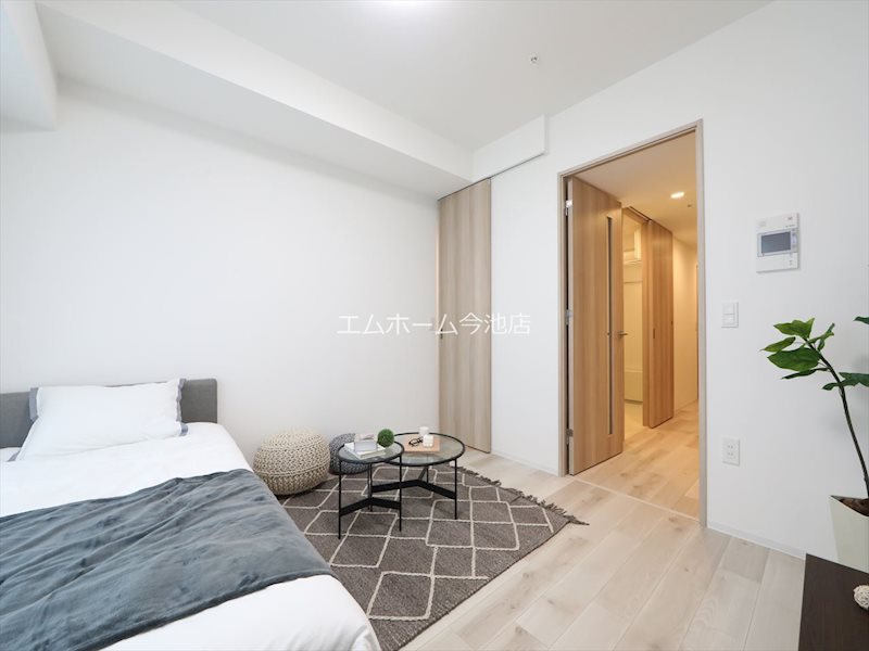 居室・リビング　洋室7.0帖　エアコン付　収納充実しています　バルコニー