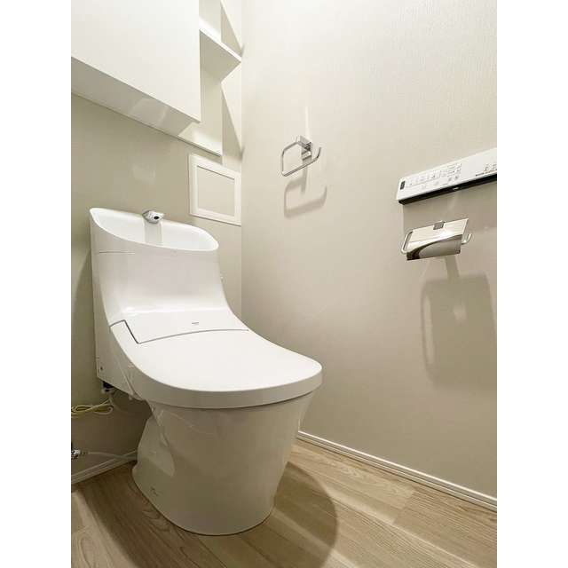 トイレ　落ち着いた色調のトイレです